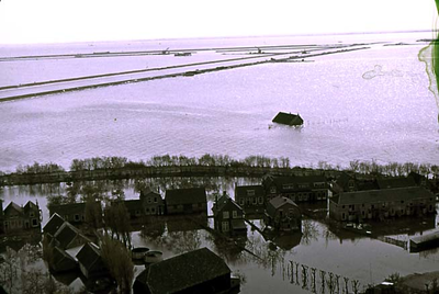 RK-1586 Zierikzee. Watersnoodramp 1953. Gezicht vanaf de Sint Lievensmonstertoren in z.w. richting. met gezicht op de ...