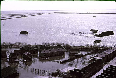 RK-1610 Zierikzee. Watersnoodramp 1953. Gezicht vanaf de Sint Lievensmonstertoren in Z.W.- richting. met gezicht op de ...