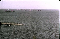 RK-1649 Nieuwerkerke ('t Schutje). Watersnoodramp 1953. Links: het aanjaagstation van de Waterleiding Mij. ...