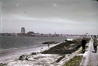 RK-1676 Zierikzee Watersnoodramp 1953. Westhavendijk. Vervaardiging zinkstukken t.b.v. herstel dijk bij Levenstrijd.