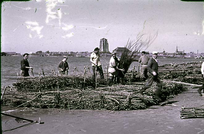 RK-1678 Zierikzee Watersnoodramp 1953. Westhavendijk. Herstel dijk bij Levensstrijd.