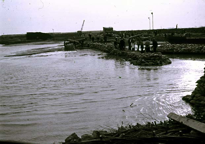RK-1679 Zierikzee Watersnoodramp 1953. Herstel dijk bij Levensstrijd.