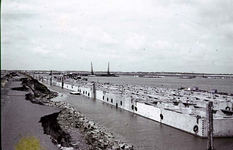 RK-1691 Serooskerke. Schelphoek. De open caissons wachten op transport naar het te dichten dijkvak.