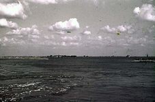 RK-1705 Serooskerke. Watersnoodramp 1953. Gezicht op Serooskerke vanaf de zeedijk bi de Schelphoek. Rechts: ...