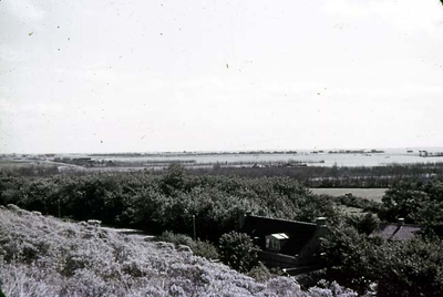 RK-1717 Noordwelle. Watersnoodramp 1953. Gezicht in de polder vanaf het duin t.h.v. restaurant 't Klokje aan de ...