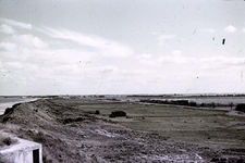 RK-1723 Noordwelle. Watersnoodramp 1953. Gezicht in de polder vanaf het duin t.h.v. restaurant 't Klokje aan de ...