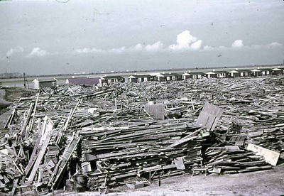 RK-1732 Zierikzee. Watersnoodramp 1953. Noodwoningen op het afgegraven Beijersdijkje aan de Al te kleinseweg. Opslag ...