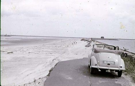 RK-1785 Serooskerke. Watersnoodramp 1953. Gezicht in de ondergelopen polder, gezien vanaf de zeedijk bij de Polmpe ...