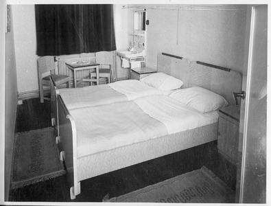 RK-1860 Zierikzee. Oude Haven. Slaapkamer van hotel Mondragon.