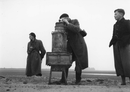 RK-1933 Schouwen-Duiveland. Fotograferen van het ondergelopen gebied: v.l.n.r. Nol Verbeek, R. ten Kate en NN.