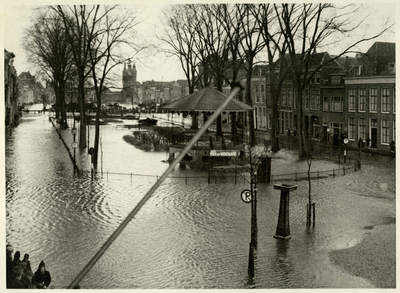 RK-1983 Zierikzee. Havenpark. Het plein is ondergelopen als gevolg van een springvloed.