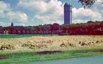 RK-2044 Zierikzee. Gezicht op de weilanden aan de stadsrand. Rechts: de uit 1930 daterende watertoren, gebouwd naar een ...