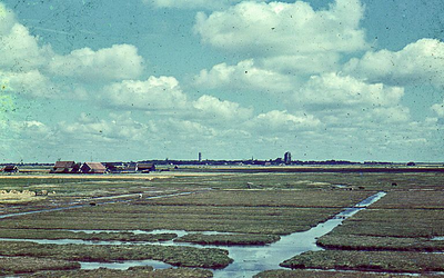 RK-2046 Zierikzee. Karrevelden tussen de zuidelijke inlaagdijk en de Koolweg. Op de achtergrond het silhouet van ...