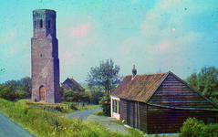 RK-2048 Koudekerke. De Plompe Toren na de restauratie van ca. 1938. In de boerderij rechts vooraan woonde Adriaan van ...