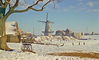 RK-2054 Zierikzee. Bolwerk, met molen Den Haas , in de winter.