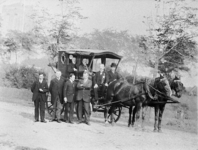 BE-0004 Locatie onbekend. 's Lands wagen van het waterschap Schouwen. In de wagen v.l.n.r.: Adriaan van der Weijde ...