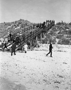 BE-0117 Burgh-Haamstede Duinovergang bij de Rotonde. Mensen lopen naar het strand om te zien hoe de straorijders met ...