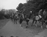 BE-0118 Burgh-Haamstede Straoruiters rijden door Boswachterij Westerschouwen.