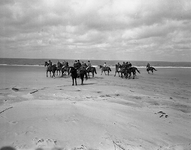 BE-0122 Burgh-Haamstede Straoruiters tijdens hun rit door de branding en over het strand nabij Westenschouwen.