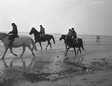 BE-0124 Burgh-Haamstede Straoruiters rijdens met hun paarden door de branding van de Noordzee nabij Westenschouwen in ...