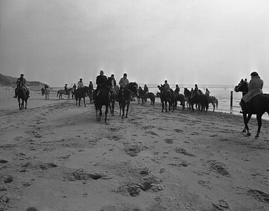 BE-0125 Burgh-Haamstede Straoruiters op het strand nabij de Punt in Westenschouwen tijdens hun rit waarbij ze met de ...