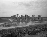 BE-0191 Neeltje Jans / Oosterscheldekering. Pijlers in bouwdok na gereedkomen: het inlaten van water in het bouwdok.