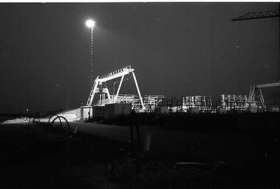 BE-0204 Neeltje Jans / Oosterscheldekering. Werkzaamheden bij nacht aan onderdelen van de pijlers.