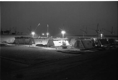 BE-0205 Neeltje Jans / Oosterscheldekering. Werkzaamheden bij nacht in het bouwdok tijdens de pijlerbouw.