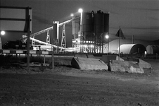 BE-0209 Neeltje Jans / Oosterscheldekering. De betoncentrale op het werkeiland bij nacht.