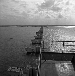 BE-0215 Neeltje Jans / Oosterscheldekering. Pijlers in de Roompot, gezien vanaf de Macoma .