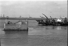 BE-0232 Neeltje Jans / Oosterscheldekering. Achter de in de Hammen geplaatste pijler de opschoonpaton Macoma . Eerste ...