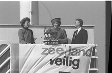 BE-0262 Neeltje Jans. In gebruik name van de Oosterscheldekering door Hare Majesteit Koningin Beatrix. Links Minister ...