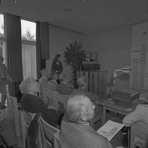 BE-0293 Bijeenkomst van Rijkswaterstaat waarbij kunstwerken worden overhandigd van Gerrit van der Ven en Paula Slieker ...