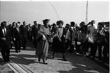 BE-0313 Neeltje Jans / Oosterscheldewerken. Opening van de Oosterschelde werken door Koningin Beatrix, met rechts van ...