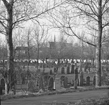 BE-0359 Brouwershaven. Begraafplaats. De Brouwse begraafplaats ligt nabij de Poortdijkstraat. Op de achtergrond is de ...