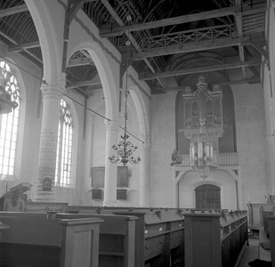 BE-0426 Brouwershaven. Grote of Sint Nicolaaskerk. Interieur. Houten gewelf en Van Vulpenorgel.