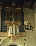 BE-0435 Brouwershaven. Sint Nicolaaskerk. Van Vulpenorgel met daarvoor het schip dat in de kerk hangt als symbool van ...
