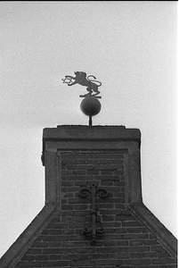 BE-0620 Zierikzee. Meelstraat 55. Topgevel van de voormalige Joodse synagoge (1825-1920). De windvaan heeft de vorm van ...