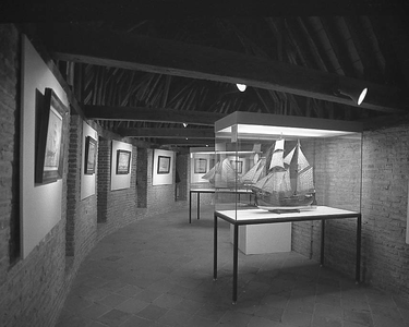 BE-0664 Zierikzee. Noordhavenpoort. Deel van de martitieme collectie van de gemeentelijke musea.