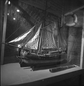 BE-0669 Zierikzee. Noordhavenpoort. Scheepsmodel uit de maritieme collectie van de gemeentemusea.