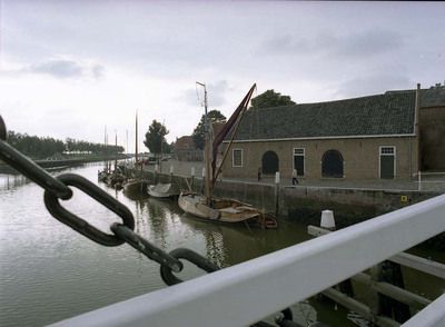 BE-0700 Zierikzee. Nieuwe Haven, gefotografeerd vanaf de ophaalbrug achter de Zuidhavenpoort. Rechts de achterzijde van ...