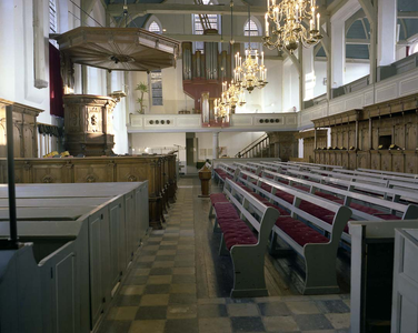 BE-0702 Zierikzee. Gasthuiskerk Havenplein. Interieur voor de restauratie van 1994. De glazen verlichting uit 1959 werd ...