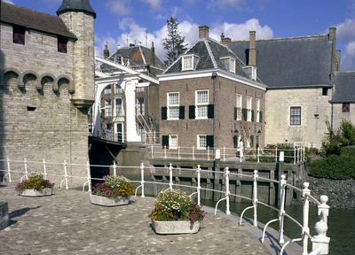 BE-0724 Zierikzee. Oude Haven. Zuidhavenpoort en burgemeesterswoning, gezien vanaf het voorterrein van de Zuidhavenpoort.
