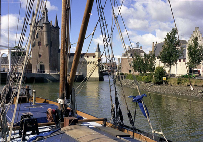 BE-0725 Zierikzee. Vissershaven. Achterzijde Zuidhavenpoort (links), Eerste Binnenbrug, ambtswoning burgemeester en ...
