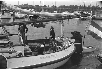 BE-0752 Zierikzee. Prinses Beatrix bezoekt Zierikzee met haar zeilschip De Groene Draeck. Aan boord ook prins Claus en ...
