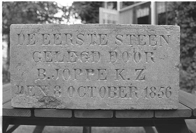 BE-0847 Noordgouwe / Dreischor. Gevelsteen uit 1856 die herinnert aan de eerste steen voor een woning gelegd door B. ...