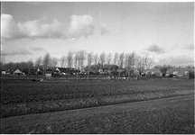 BE-0881 Serooskerke. Dijkweg / Huismeet. Gezicht op het dorp, gezien vanaf de Delingsdijk in noordwestelijke richting. ...