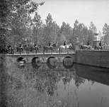 BE-0909 Renesse. Laone. Straorijders rijden over de brug van de slotgracht van Slot Moermond.