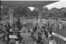 BE-0937 Ouwerkerk. Ring. Opening gerenoveerde muziektent. Concert door muziekkorps 'Nieuw Leven'. Rechts: de eregasten ...