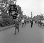 BE-0967 Ouwerkerk. De muziekvereniging Nieuw Leven komt van de Ring af over de Koningin Julianastraat. Voorop met het ...